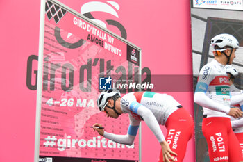 2024-05-07 - Team Polti Kometa on the signature podium Tappa 4 - Acqui Terme-Andora - Giro d'Italia 2024 - STAGE 4 - AQUI TERME-ANDORA - GIRO D'ITALIA - CYCLING