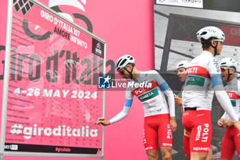 2024-05-07 - Team Polti Kometa on the signature podium Tappa 4 - Acqui Terme-Andora - Giro d'Italia 2024 - STAGE 4 - AQUI TERME-ANDORA - GIRO D'ITALIA - CYCLING