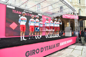 2024-05-07 - Team Polti Kometa on the signature podium Tappa 4 - Acqui Terme-Andora - Giro d'Italia 2024 - STAGE 4 - AQUI TERME-ANDORA - GIRO D'ITALIA - CYCLING