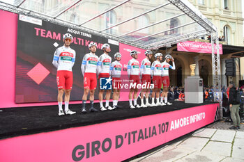 07/05/2024 - Team Polti Kometa on the signature podium Tappa 4 - Acqui Terme-Andora - Giro d'Italia 2024 - STAGE 4 - AQUI TERME-ANDORA - GIRO D'ITALIA - CICLISMO