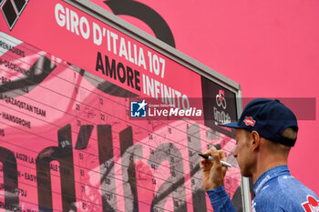 2024-05-07 - Alpecin on the signature podium Tappa 4 - Acqui Terme-Andora - Giro d'Italia 2024 - STAGE 4 - AQUI TERME-ANDORA - GIRO D'ITALIA - CYCLING