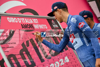 2024-05-07 - Alpecin on the signature podium Tappa 4 - Acqui Terme-Andora - Giro d'Italia 2024 - STAGE 4 - AQUI TERME-ANDORA - GIRO D'ITALIA - CYCLING