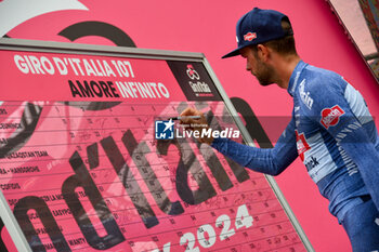 2024-05-07 - Alpecin on the signature podium Tappa 4 - Acqui Terme-Andora - Giro d'Italia 2024 - STAGE 4 - AQUI TERME-ANDORA - GIRO D'ITALIA - CYCLING