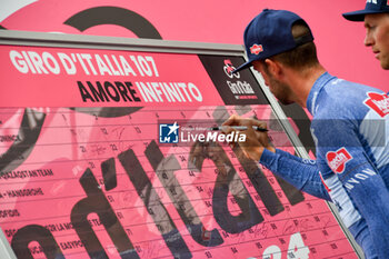 07/05/2024 - Alpecin on the signature podium Tappa 4 - Acqui Terme-Andora - Giro d'Italia 2024 - STAGE 4 - AQUI TERME-ANDORA - GIRO D'ITALIA - CICLISMO