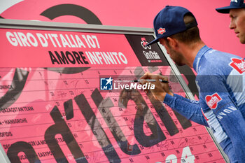 2024-05-07 - Alpecin on the signature podium Tappa 4 - Acqui Terme-Andora - Giro d'Italia 2024 - STAGE 4 - AQUI TERME-ANDORA - GIRO D'ITALIA - CYCLING