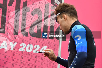 2024-05-07 - Israel Premier Tech on the signature podium Tappa 4 - Acqui Terme-Andora - Giro d'Italia 2024 - STAGE 4 - AQUI TERME-ANDORA - GIRO D'ITALIA - CYCLING