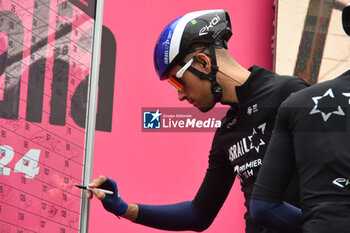 07/05/2024 - Israel Premier Tech on the signature podium Tappa 4 - Acqui Terme-Andora - Giro d'Italia 2024 - STAGE 4 - AQUI TERME-ANDORA - GIRO D'ITALIA - CICLISMO