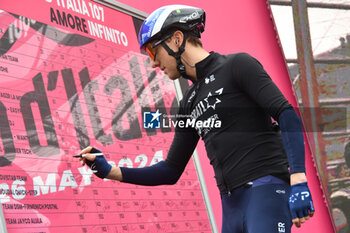 2024-05-07 - Israel Premier Tech on the signature podium Tappa 4 - Acqui Terme-Andora - Giro d'Italia 2024 - STAGE 4 - AQUI TERME-ANDORA - GIRO D'ITALIA - CYCLING