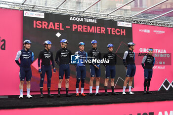2024-05-07 - Israel Premier Tech on the signature podium Tappa 4 - Acqui Terme-Andora - Giro d'Italia 2024 - STAGE 4 - AQUI TERME-ANDORA - GIRO D'ITALIA - CYCLING
