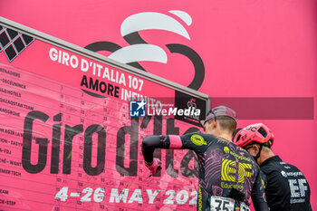 2024-05-07 - EF Education Easypost on the signature podium Tappa 4 - Acqui Terme-Andora - Giro d'Italia 2024 - STAGE 4 - AQUI TERME-ANDORA - GIRO D'ITALIA - CYCLING