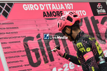 2024-05-07 - EF Education Easypost on the signature podium Tappa 4 - Acqui Terme-Andora - Giro d'Italia 2024 - STAGE 4 - AQUI TERME-ANDORA - GIRO D'ITALIA - CYCLING