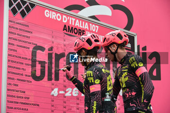 2024-05-07 - EF Education Easypost on the signature podium Tappa 4 - Acqui Terme-Andora - Giro d'Italia 2024 - STAGE 4 - AQUI TERME-ANDORA - GIRO D'ITALIA - CYCLING