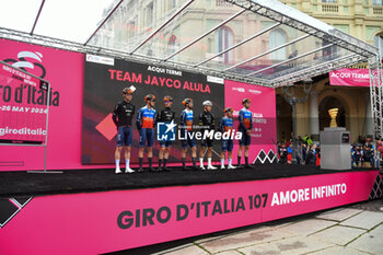 2024-05-07 - Team Jayco Alula on the signature podium Tappa 4 - Acqui Terme-Andora - Giro d'Italia 2024 - STAGE 4 - AQUI TERME-ANDORA - GIRO D'ITALIA - CYCLING