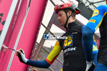 2024-05-07 - Lidl Trek on the signature podium Tappa 4 - Acqui Terme-Andora - Giro d'Italia 2024 - STAGE 4 - AQUI TERME-ANDORA - GIRO D'ITALIA - CYCLING