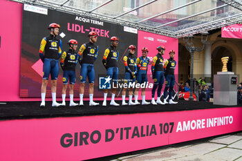 2024-05-07 - Lidl Trek on the signature podium Tappa 4 - Acqui Terme-Andora - Giro d'Italia 2024 - STAGE 4 - AQUI TERME-ANDORA - GIRO D'ITALIA - CYCLING