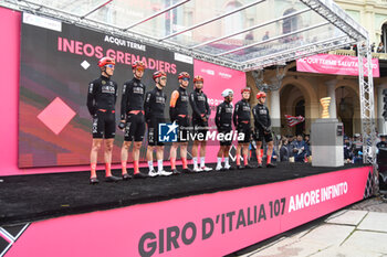 2024-05-07 - Ineos Granadier on the signature podium Tappa 4 - Acqui Terme-Andora - Giro d'Italia 2024 - STAGE 4 - AQUI TERME-ANDORA - GIRO D'ITALIA - CYCLING