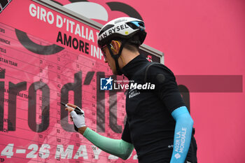 2024-05-07 - Decathlon AG2R La Mondiale Team on the signature podium Tappa 4 - Acqui Terme-Andora - Giro d'Italia 2024 - STAGE 4 - AQUI TERME-ANDORA - GIRO D'ITALIA - CYCLING