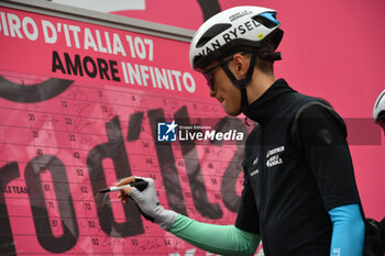 2024-05-07 - Decathlon AG2R La Mondiale Team on the signature podium Tappa 4 - Acqui Terme-Andora - Giro d'Italia 2024 - STAGE 4 - AQUI TERME-ANDORA - GIRO D'ITALIA - CYCLING