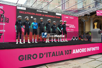 2024-05-07 - Decathlon AG2R La Mondiale Team on the signature podium Tappa 4 - Acqui Terme-Andora - Giro d'Italia 2024 - STAGE 4 - AQUI TERME-ANDORA - GIRO D'ITALIA - CYCLING