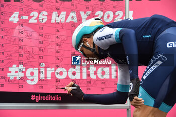 2024-05-07 - Bahrain Victorious on the signature podium Tappa 4 - Acqui Terme-Andora - Giro d'Italia 2024 - STAGE 4 - AQUI TERME-ANDORA - GIRO D'ITALIA - CYCLING