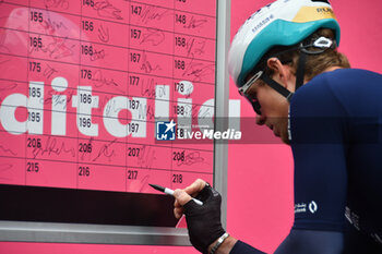 07/05/2024 - Bahrain Victorious on the signature podium Tappa 4 - Acqui Terme-Andora - Giro d'Italia 2024 - STAGE 4 - AQUI TERME-ANDORA - GIRO D'ITALIA - CICLISMO