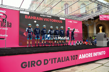 2024-05-07 - Bahrain Victorious on the signature podium Tappa 4 - Acqui Terme-Andora - Giro d'Italia 2024 - STAGE 4 - AQUI TERME-ANDORA - GIRO D'ITALIA - CYCLING