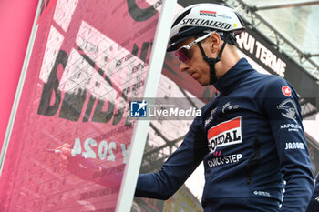 2024-05-07 - Soudal Quick-Step on the signature podium Tappa 4 - Acqui Terme-Andora - Giro d'Italia 2024 - STAGE 4 - AQUI TERME-ANDORA - GIRO D'ITALIA - CYCLING