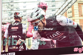 2024-05-07 - UAE Emirates on the signature podium Tappa 4 - Acqui Terme-Andora - Giro d'Italia 2024 - STAGE 4 - AQUI TERME-ANDORA - GIRO D'ITALIA - CYCLING