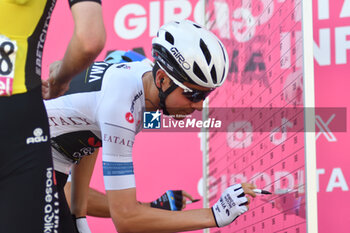 2024-05-08 - Signature podium of Tappa 5 - Genova-Lucce - Giro d'Italia 2024 - STAGE 5 - GENOVA-LUCCA - GIRO D'ITALIA - CYCLING