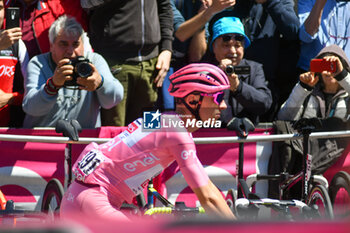 2024-05-08 - Tadej Pogacar on signature podium of Tappa 5 - Genova-Lucce - Giro d'Italia 2024 - STAGE 5 - GENOVA-LUCCA - GIRO D'ITALIA - CYCLING