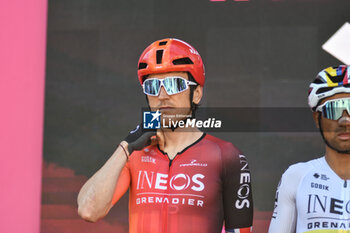 2024-05-08 - Thomas Geraint on signature podium of Tappa 5 - Genova-Lucce - Giro d'Italia 2024 - STAGE 5 - GENOVA-LUCCA - GIRO D'ITALIA - CYCLING