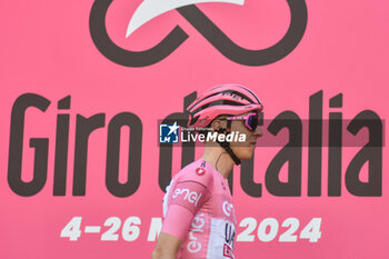 2024-05-08 - Tadej Pogacar on signature podium of Tappa 5 - Genova-Lucce - Giro d'Italia 2024 - STAGE 5 - GENOVA-LUCCA - GIRO D'ITALIA - CYCLING
