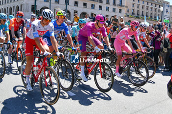 2024-05-08 - Starting of Tappa 5 - Genova-Lucce - Giro d'Italia 2024 - STAGE 5 - GENOVA-LUCCA - GIRO D'ITALIA - CYCLING