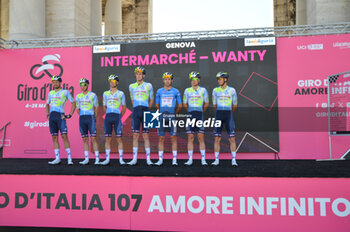 2024-05-08 - Team presentation on signature podium Tappa 5 - Genova-Lucce - Giro d'Italia 2024 - STAGE 5 - GENOVA-LUCCA - GIRO D'ITALIA - CYCLING