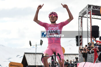 2024-05-19 - Tadej Pogacar celebrate the victory of Stage 15 - Manerba del Garda-Livigno (Mottolino) - Giro d'Italia 2024 - STAGE 15 - MANERBA DEL GARDA-LIVIGNO - GIRO D'ITALIA - CYCLING