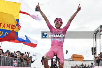 2024-05-19 - Tadej Pogacar celebrate the victory of Stage 15 - Manerba del Garda-Livigno (Mottolino) - Giro d'Italia 2024 - STAGE 15 - MANERBA DEL GARDA-LIVIGNO - GIRO D'ITALIA - CYCLING