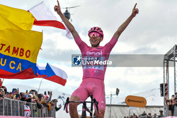 2024-05-19 - Tadej Pogacar celebrate the victory of Stage 15 - Manerba del Garda-Livigno (Mottolino) - Giro d'Italia 2024 - STAGE 15 - MANERBA DEL GARDA-LIVIGNO - GIRO D'ITALIA - CYCLING