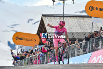 2024-05-19 - Tadej Pogacar arrive to finish line of Stage 15 - Manerba del Garda-Livigno (Mottolino) - Giro d'Italia 2024 - STAGE 15 - MANERBA DEL GARDA-LIVIGNO - GIRO D'ITALIA - CYCLING