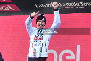 2024-05-19 - Tadej Pogacar of UAE Emirates with Maglia Rosa of Stage 15 - Manerba del Garda-Livigno (Mottolino) - Giro d'Italia 2024 - STAGE 15 - MANERBA DEL GARDA-LIVIGNO - GIRO D'ITALIA - CYCLING