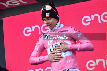 2024-05-19 - Tadej Pogacar of UAE Emirates with Maglia Rosa of Stage 15 - Manerba del Garda-Livigno (Mottolino) - Giro d'Italia 2024 - STAGE 15 - MANERBA DEL GARDA-LIVIGNO - GIRO D'ITALIA - CYCLING