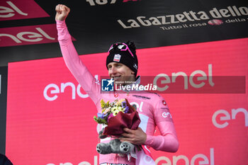 2024-05-19 - Tadej Pogacar of UAE Emirates with Maglia Rosa of Stage 15 - Manerba del Garda-Livigno (Mottolino) - Giro d'Italia 2024 - STAGE 15 - MANERBA DEL GARDA-LIVIGNO - GIRO D'ITALIA - CYCLING