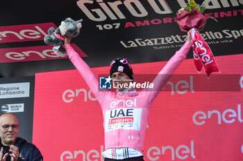 2024-05-19 - Tadej Pogacar of UAE Emirates with Maglia Rosa of Stage 15 - Manerba del Garda-Livigno (Mottolino) - Giro d'Italia 2024 - STAGE 15 - MANERBA DEL GARDA-LIVIGNO - GIRO D'ITALIA - CYCLING