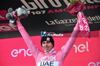 2024-05-19 - Tadej Pogacar of UAE Emirates with Maglia Rosa of Stage 15 - Manerba del Garda-Livigno (Mottolino) - Giro d'Italia 2024 - STAGE 15 - MANERBA DEL GARDA-LIVIGNO - GIRO D'ITALIA - CYCLING