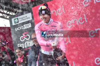 2024-05-19 - Tadej Pogacar of UAE Emirates with Maglia Rosa of Stage 15 - Manerba del Garda-Livigno (Mottolino) - Giro d'Italia 2024 - STAGE 15 - MANERBA DEL GARDA-LIVIGNO - GIRO D'ITALIA - CYCLING