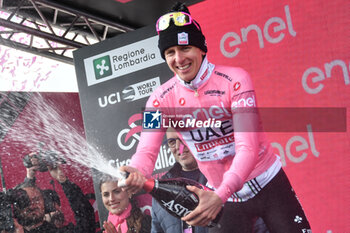 2024-05-19 - Tadej Pogacar of UAE Emirates with Maglia Rosa of Stage 15 - Manerba del Garda-Livigno (Mottolino) - Giro d'Italia 2024 - STAGE 15 - MANERBA DEL GARDA-LIVIGNO - GIRO D'ITALIA - CYCLING