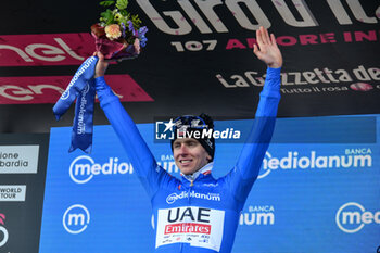 2024-05-19 - Tadej Pogacar of UAE Emirates with Maglia Azzurra of Stage 15 - Manerba del Garda-Livigno (Mottolino) - Giro d'Italia 2024 - STAGE 15 - MANERBA DEL GARDA-LIVIGNO - GIRO D'ITALIA - CYCLING