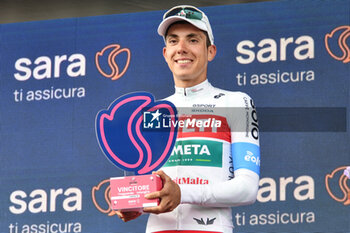 2024-05-19 - Davide Piganzoli of Polti Kometa win the prize Intergiro Sara Assicurazioni of Stage 15 - Manerba del Garda-Livigno (Mottolino) - Giro d'Italia 2024 - STAGE 15 - MANERBA DEL GARDA-LIVIGNO - GIRO D'ITALIA - CYCLING