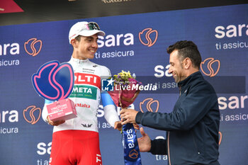 2024-05-19 - Davide Piganzoli of Polti Kometa win the prize Intergiro Sara Assicurazioni of Stage 15 - Manerba del Garda-Livigno (Mottolino) - Giro d'Italia 2024 - STAGE 15 - MANERBA DEL GARDA-LIVIGNO - GIRO D'ITALIA - CYCLING