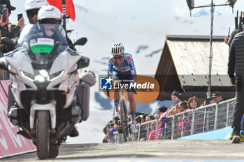 2024-05-19 - The group reaches on finish line of Stage 15 - Manerba del Garda-Livigno (Mottolino) - Giro d'Italia 2024 - STAGE 15 - MANERBA DEL GARDA-LIVIGNO - GIRO D'ITALIA - CYCLING