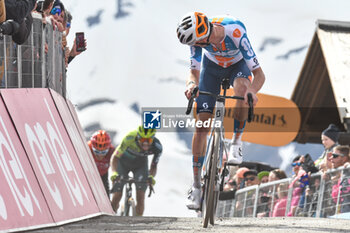 2024-05-19 - The group reaches on finish line of Stage 15 - Manerba del Garda-Livigno (Mottolino) - Giro d'Italia 2024 - STAGE 15 - MANERBA DEL GARDA-LIVIGNO - GIRO D'ITALIA - CYCLING